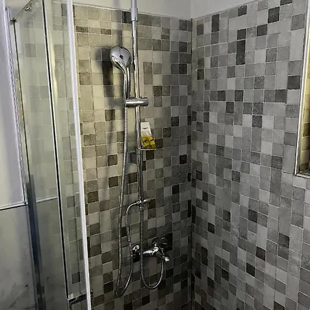 Lucas 2 טיראנה